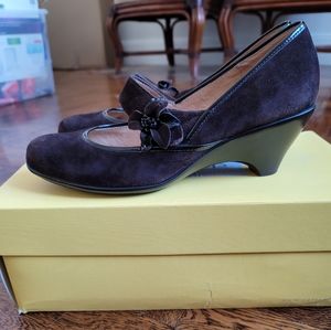 Almost new Softspots genuine suede wedge heel sz 1